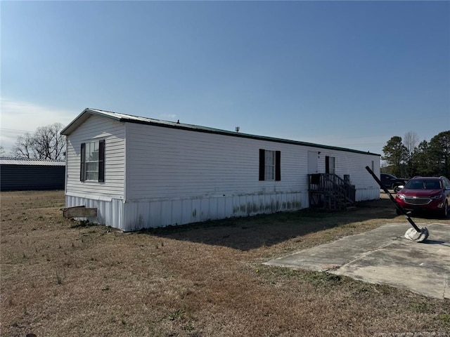 view of front of property featuring a front lawn