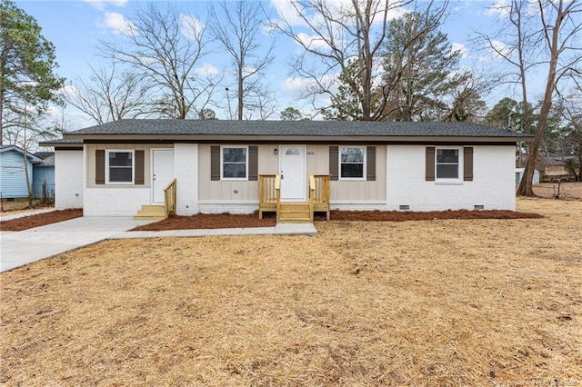 single story home with a front lawn