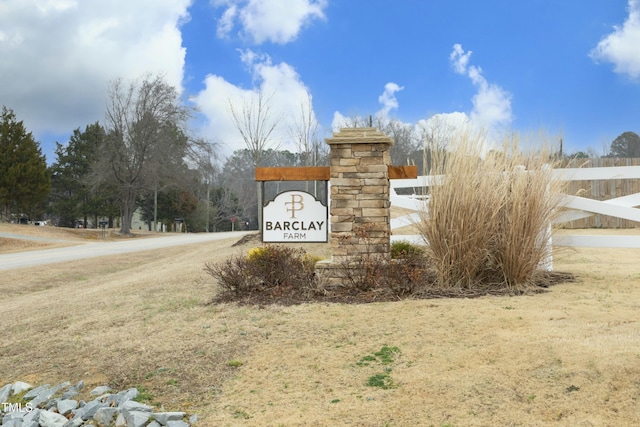 community sign with a yard