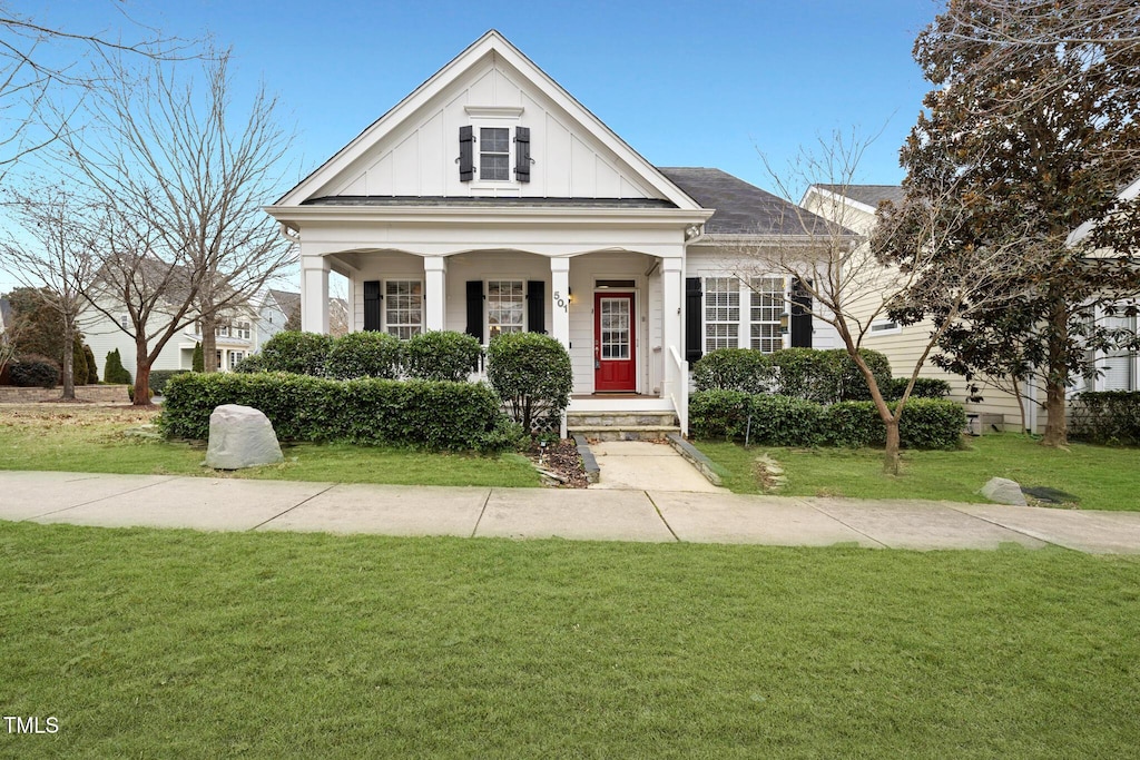 view of front of home featuring a porch and a front lawn