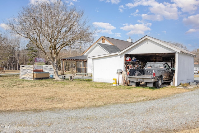 view of front of property featuring a jacuzzi and a front lawn