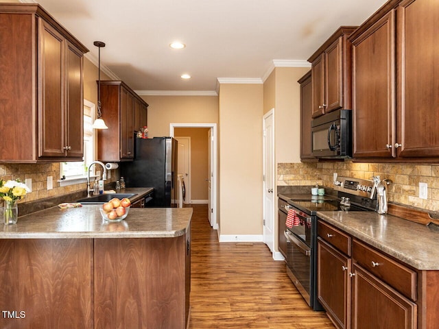 kitchen with sink, appliances with stainless steel finishes, hanging light fixtures, ornamental molding, and kitchen peninsula