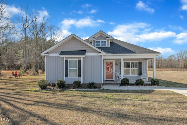 view of front of property featuring a front lawn and a porch