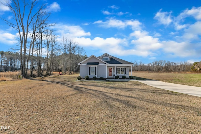 view of front of property featuring a front lawn