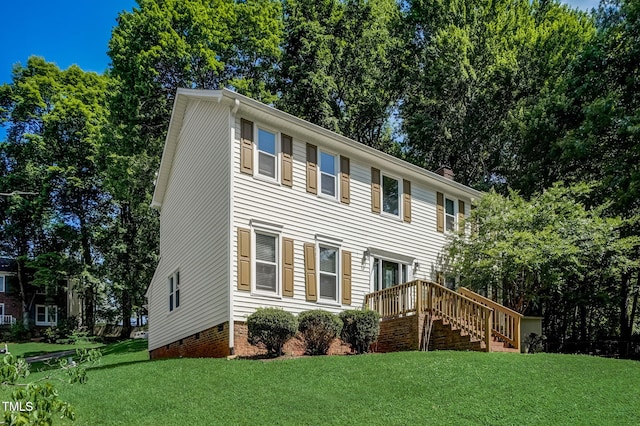 colonial inspired home featuring a front yard