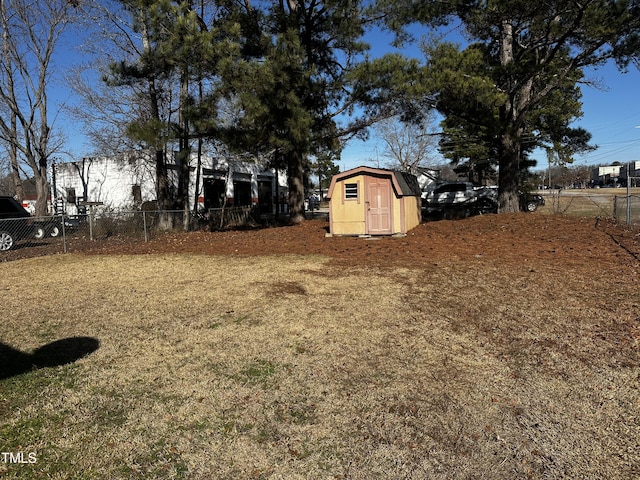 view of yard featuring a storage unit