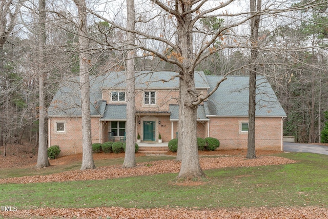 view of front of home with a front lawn