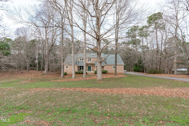 view of front of property featuring a front lawn