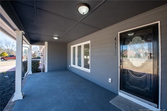 property entrance featuring a porch