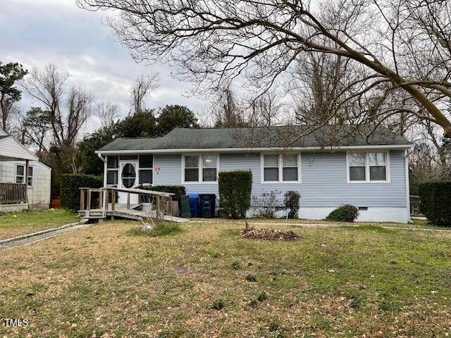 view of front of property featuring a front lawn