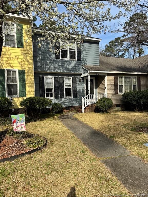 view of front of house featuring crawl space and a front lawn