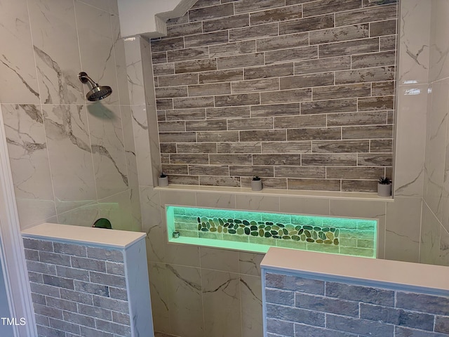 bathroom with a wealth of natural light and tiled shower