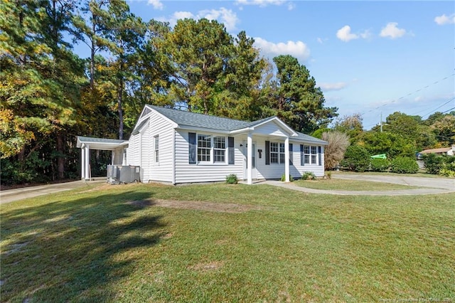 view of front facade featuring a carport and a front lawn