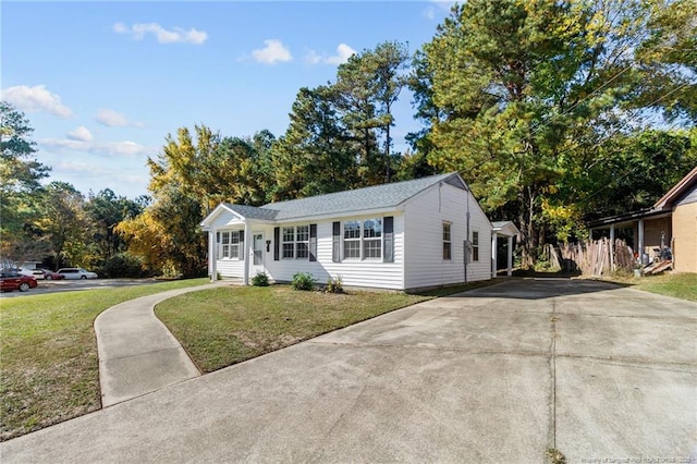 single story home with a front yard