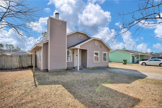 view of front of house with a front lawn