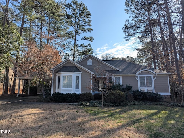 view of front facade featuring a front yard