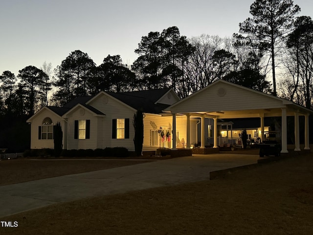 view of front of property featuring concrete driveway