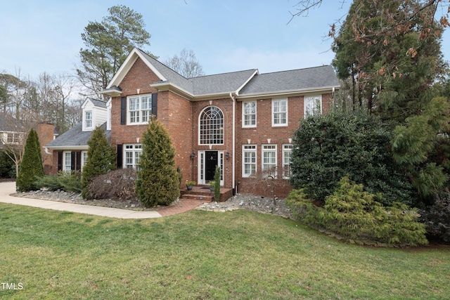 view of front of property featuring a front lawn