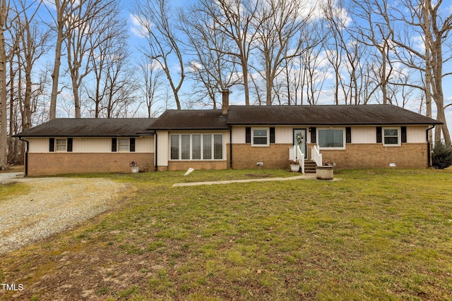 ranch-style home featuring a front lawn