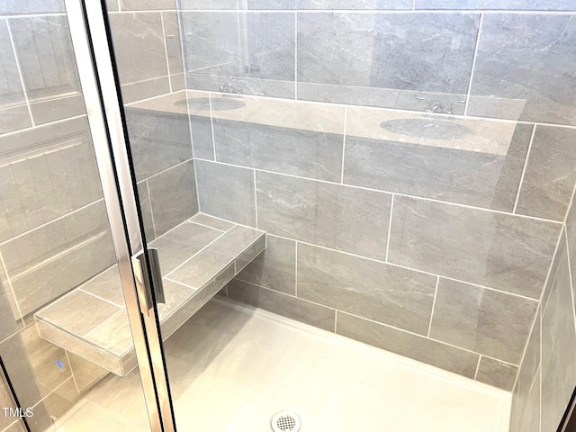 bathroom featuring tiled shower