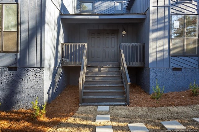 property entrance with crawl space