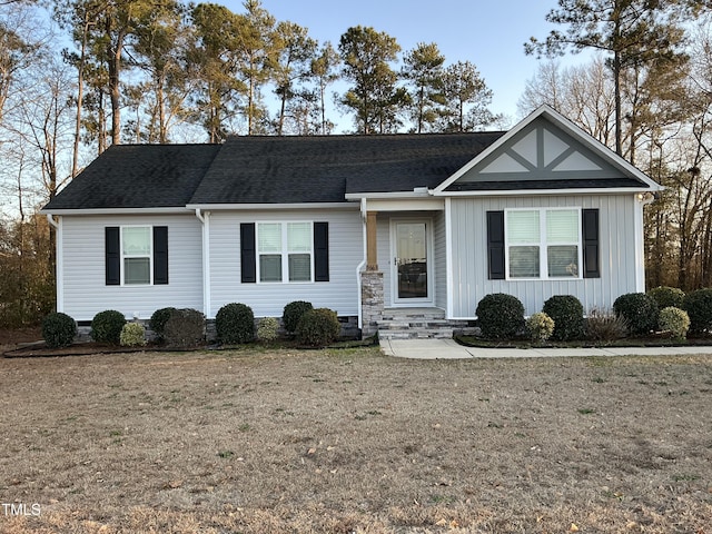 single story home with a front lawn