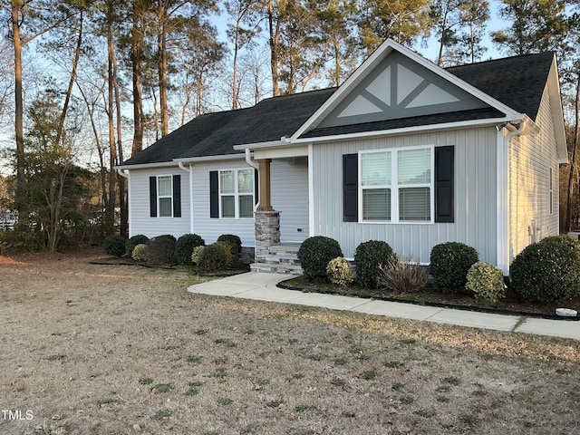 view of front facade with a front yard