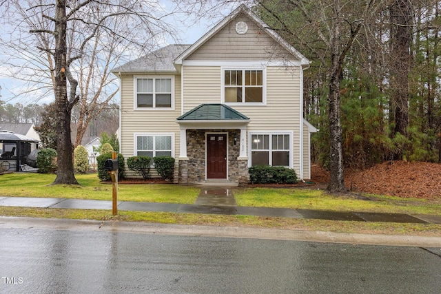 view of front of property featuring a front lawn