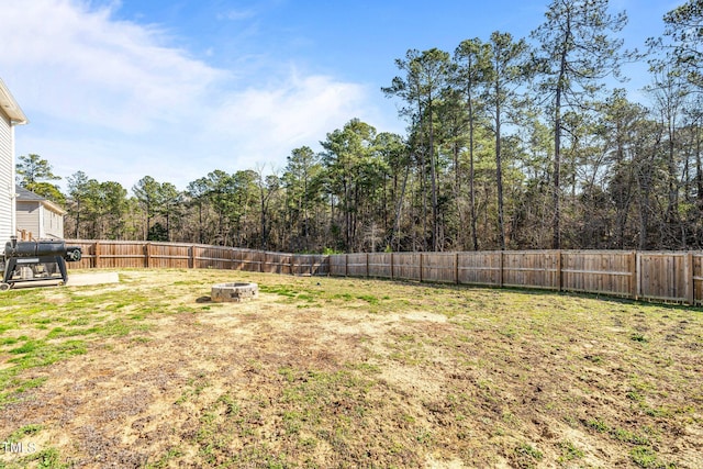 view of yard featuring a fire pit