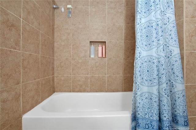 bathroom with shower / tub combo