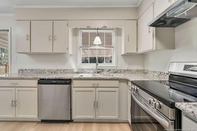 kitchen featuring light wood-style flooring, appliances with stainless steel finishes, ornamental molding, under cabinet range hood, and a sink