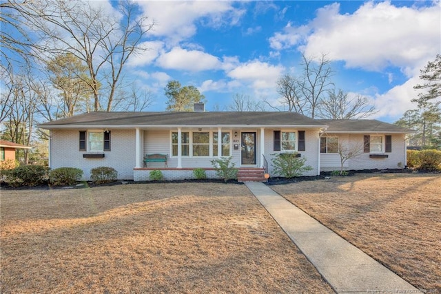 single story home with a front lawn