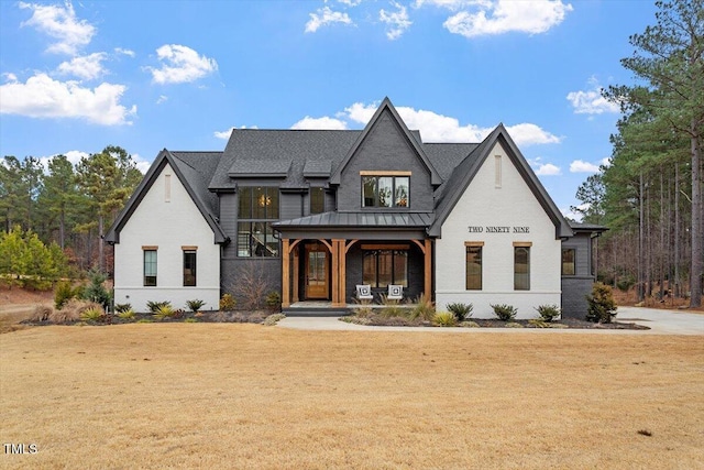 view of front of property featuring a front lawn and covered porch