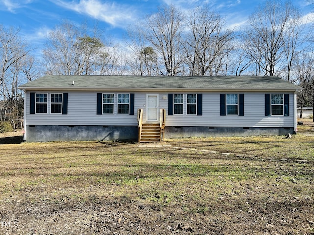 manufactured / mobile home featuring a front lawn