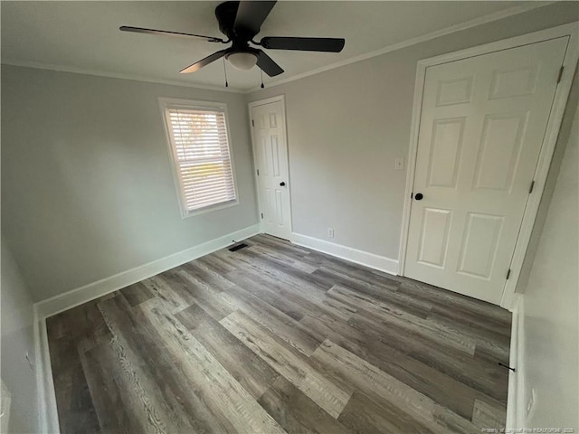 empty room featuring hardwood / wood-style floors, crown molding, and ceiling fan