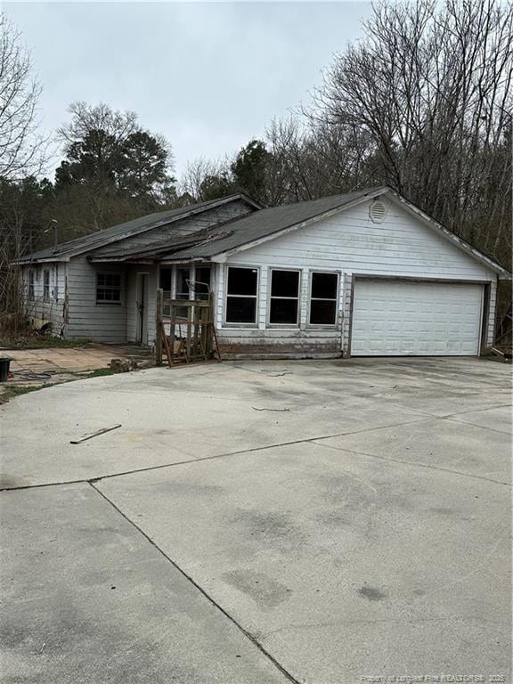 view of front of property featuring a garage