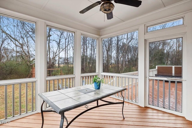 sunroom with ceiling fan