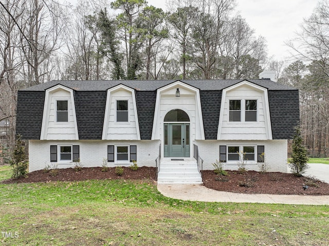 view of front of home with a front lawn