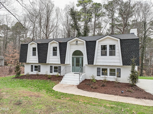 split foyer home with a front yard