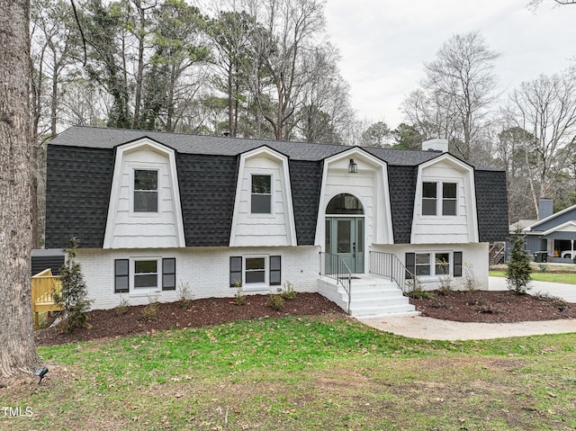 bi-level home featuring a front yard