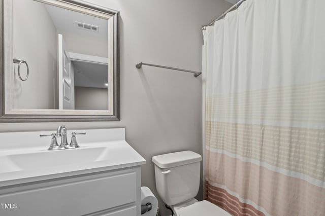 bathroom with a shower with curtain, visible vents, vanity, and toilet