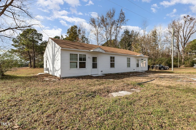 view of front facade featuring a front lawn