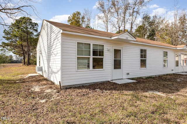 view of front facade featuring a front lawn