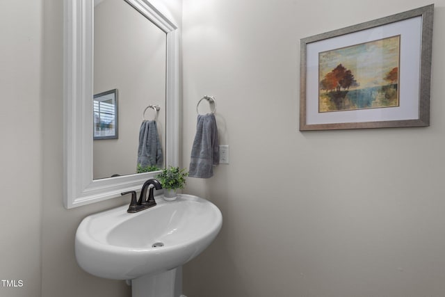 bathroom featuring sink