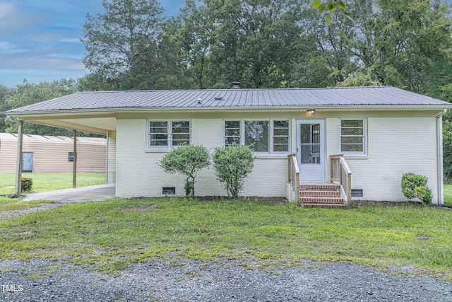 view of front of house featuring a front lawn and a carport