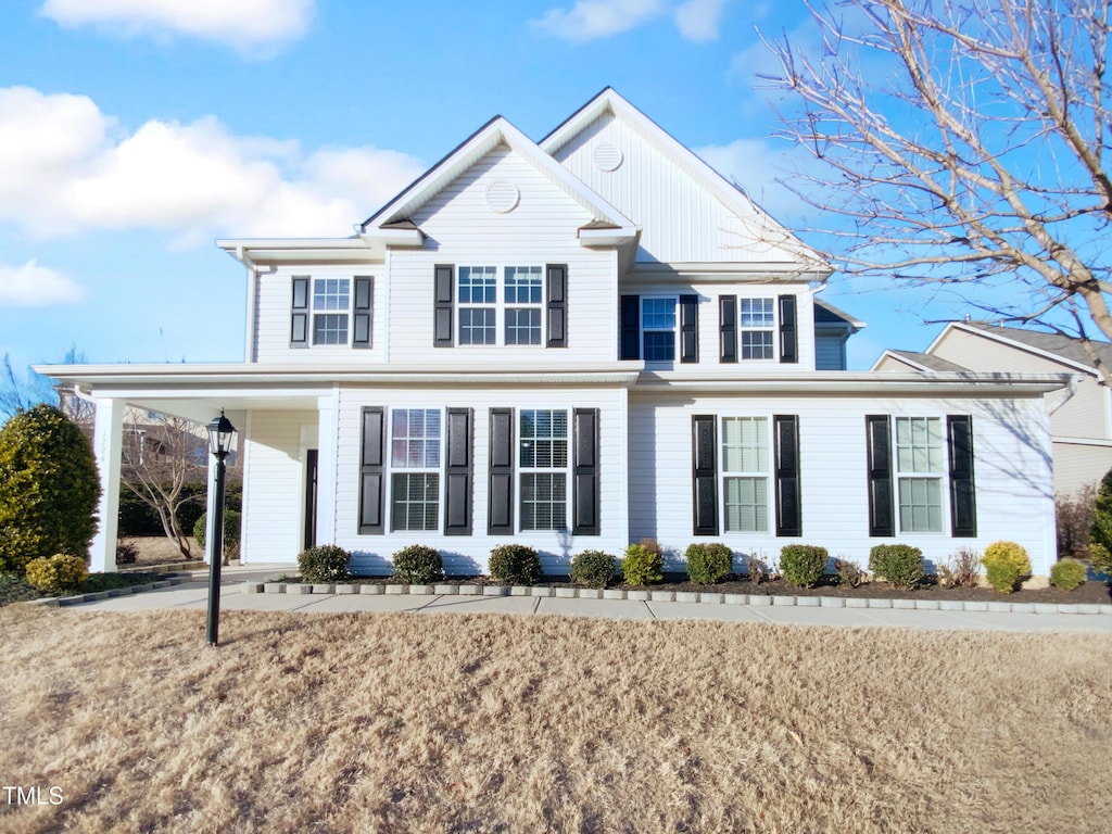 view of front of house with a front lawn