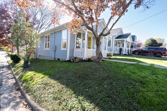 view of front of property featuring a front lawn and a porch