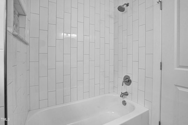 bathroom featuring tiled shower / bath combo