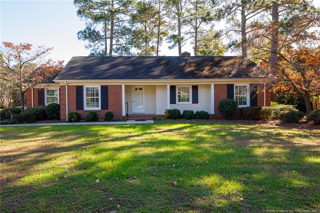 ranch-style home featuring a front lawn