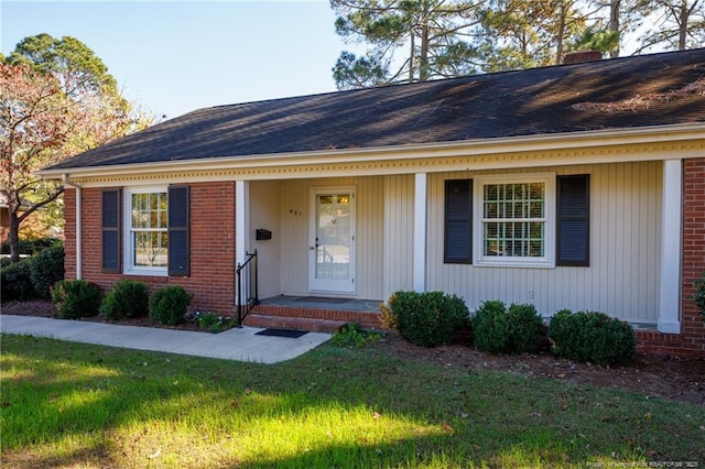 view of front of house featuring a front lawn